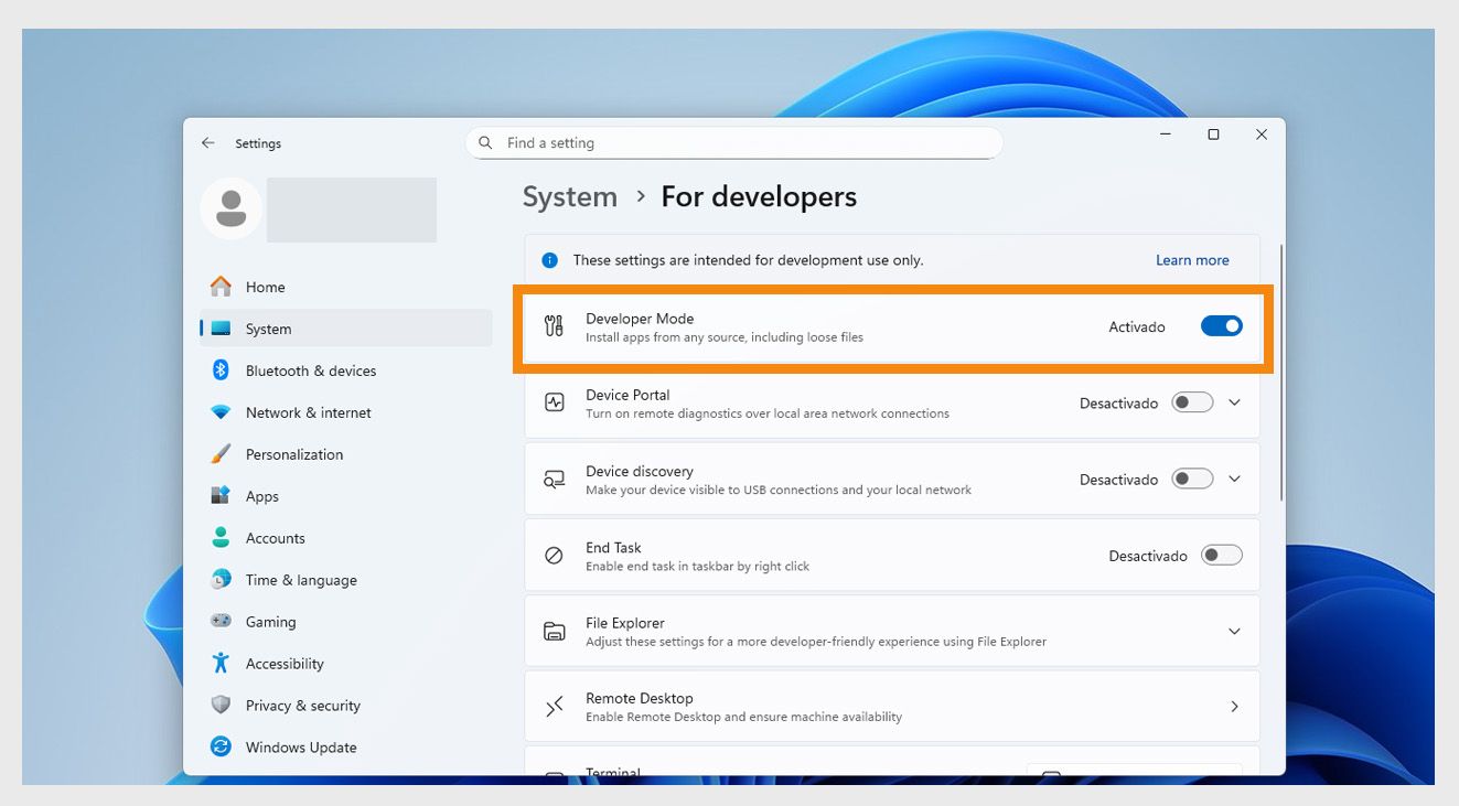 El menú Para desarrolladores de la Configuración del sistema muestra la opción del Modo de desarrollador &quot;Instalar aplicaciones de cualquier fuente, incluidos archivos sueltos&quot; activada.