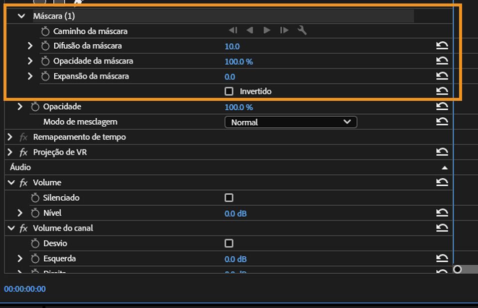 No painel Controles do efeito, as propriedades do efeito Desfoque de câmera são exibidas quando a máscara é selecionada no Monitor de programa.