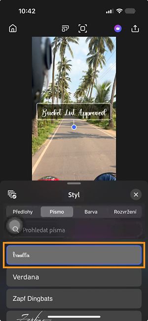 Vlastní písmo je viditelné v seznamu písem premiere na iphone po importu.