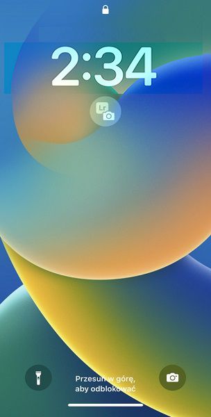 Zrzut ekranu blokady z widżetem aparatu aplikacji Lightroom