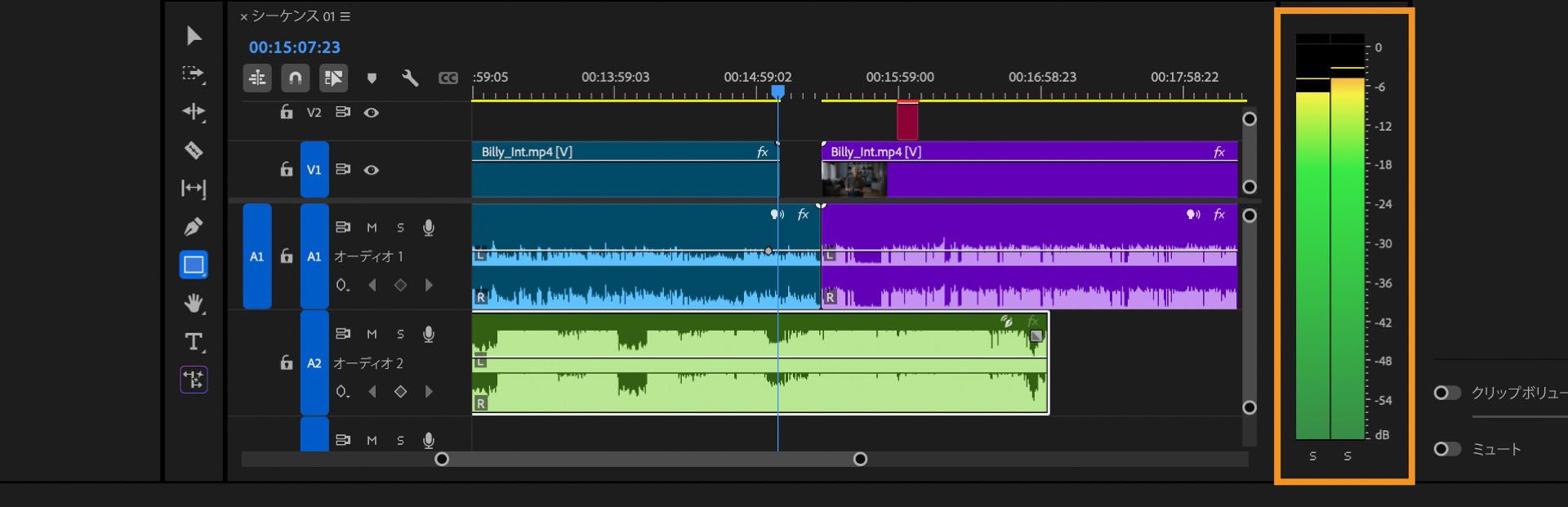 Premiere Pro での再生中にライブ音量レベルを緑色で表示しているオーディオメーターパネル。