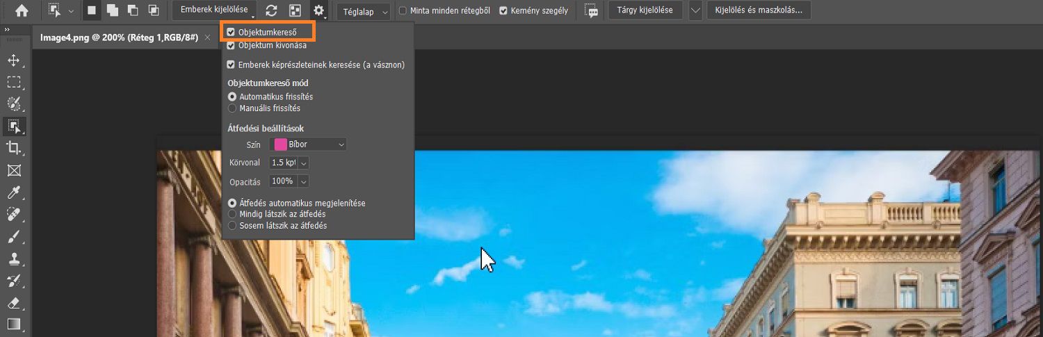 Az objektumkereső kiemelve jelenik meg az Objektumkiválasztó eszköz beállítási menüjében, a beállítássávon a Photoshop vásznán látható épületek képe felett.