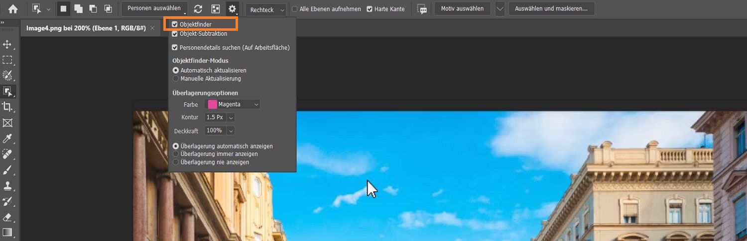 Objekterkennung im Einstellmenü des Objektauswahl-Werkzeugs in der Optionsleiste, hervorgehoben über einem Bild mit Gebäuden auf der Photoshop-Arbeitsfläche.