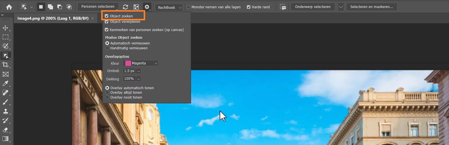Objectzoeker is gemarkeerd in het Instellingen-menu van de Tool Object selecteren in de options-balk, boven een afbeelding van gebouwen op het canvas van Photoshop.