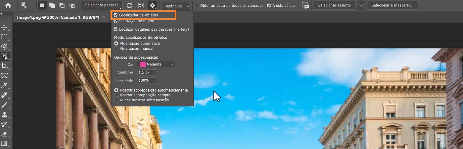 O Localizador de objetos está destacado no menu de configurações da ferramenta Seleção de objeto na barra de opções, acima de uma imagem de edifícios na tela do Photoshop.