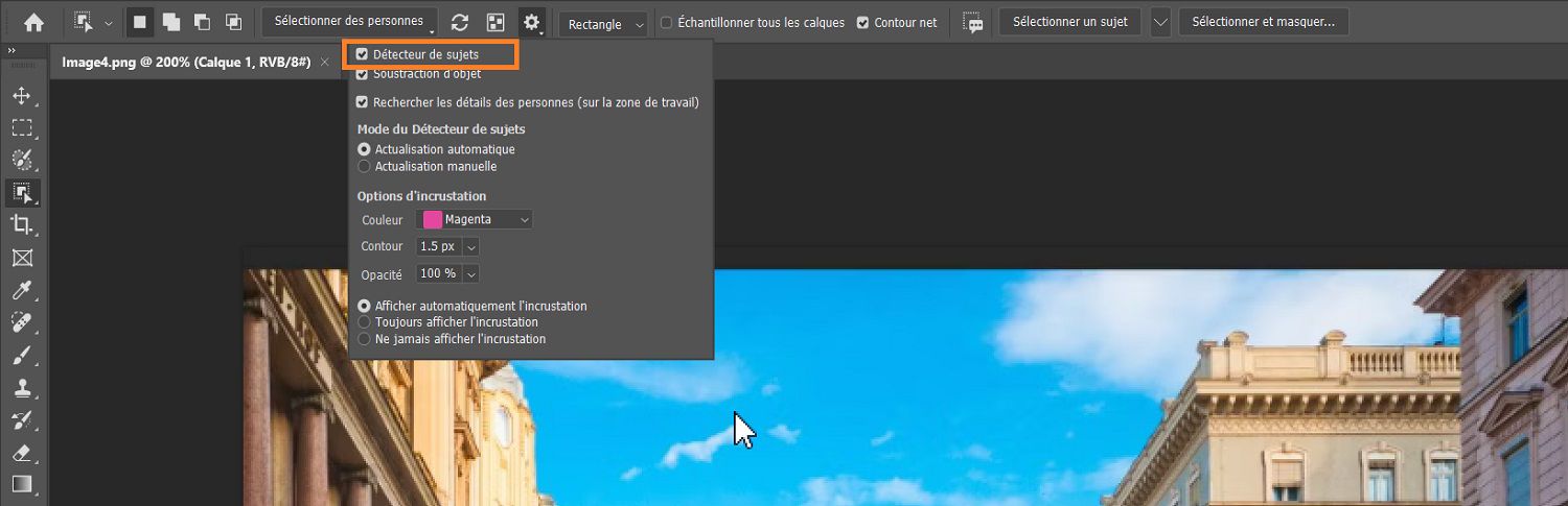 Le détecteur d’objets est mis en surbrillance dans le menu Paramètres de l’outil Sélection d’objet dans la barre Options, au-dessus d’une image de bâtiments sur la zone de travail Photoshop.