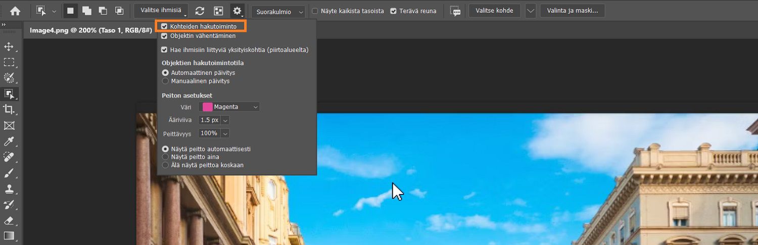 Photoshopin piirtoalueella on rakennuksia esittävä kuva, ja sen yläpuolella asetusrivillä näkyy objektin valintatyökalun asetusten valikko, jossa objektien hakutoiminto näkyy korostettuna.