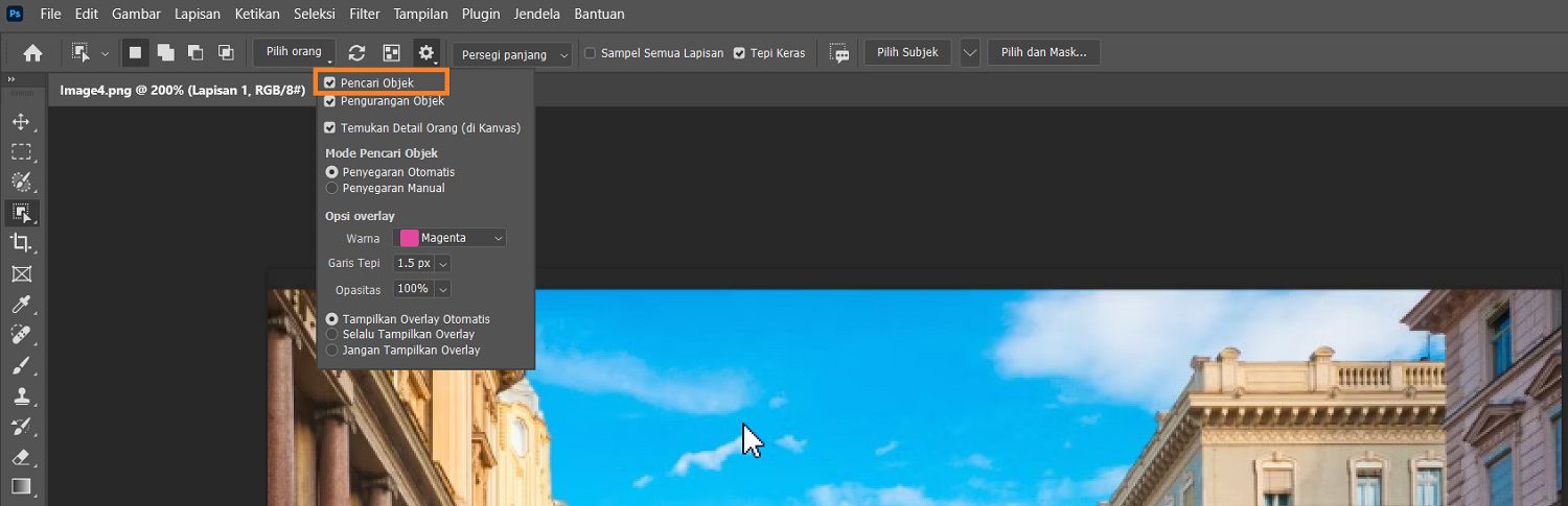 Pencari objek disorot di menu pengaturan alat Seleksi Objek di bar opsi, di atas gambar bangunan pada kanvas Photoshop.