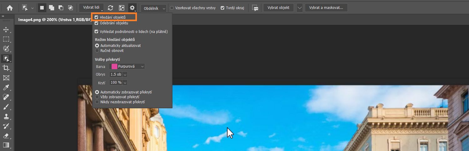 Vyhledávač objektů je zvýrazněn v nabídce nastavení Nástroje Výběr objektu v panelu options nad obrázkem budov na plátně Photoshop.