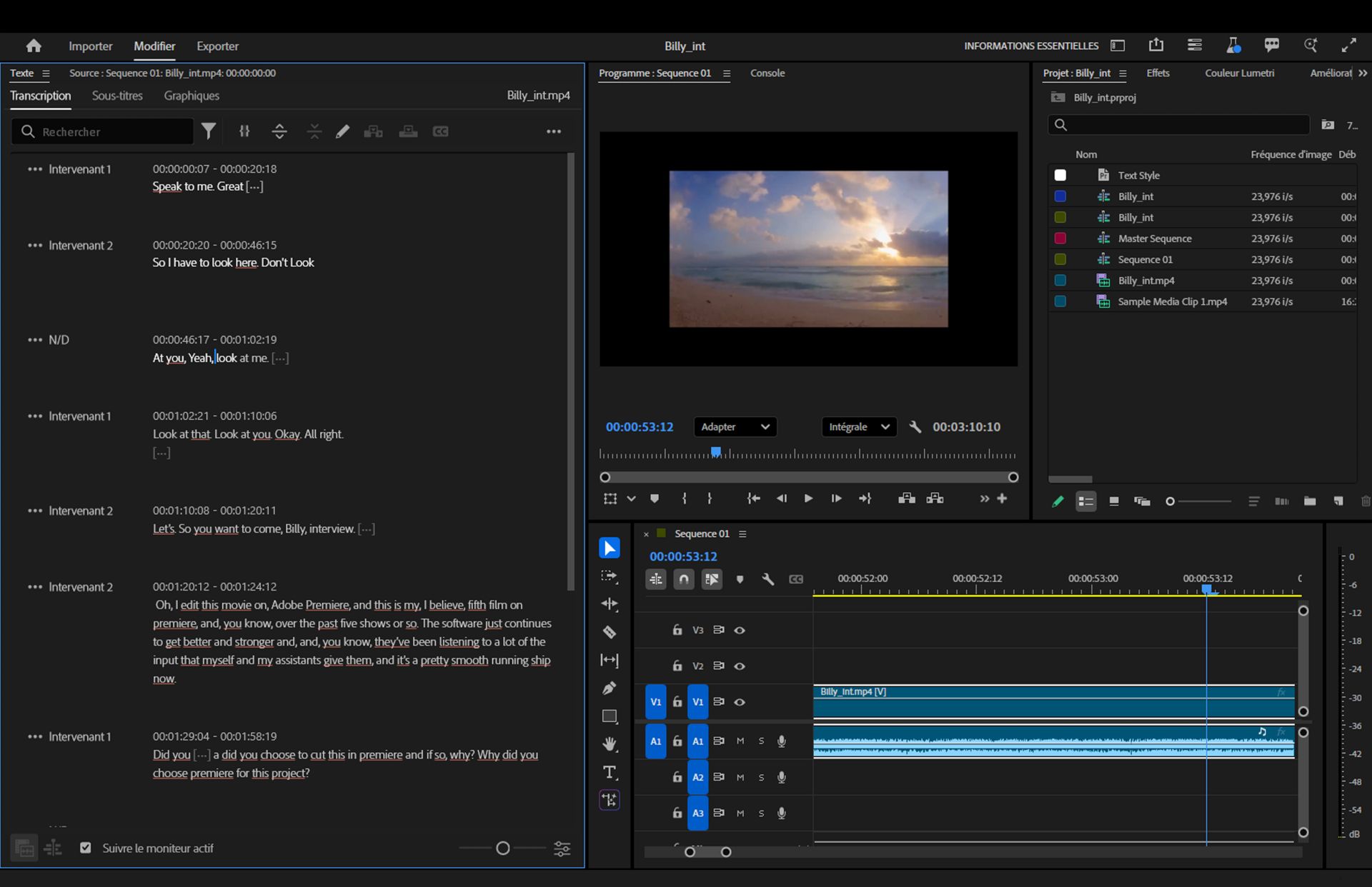 Le moniteur du programme contient un clip vidéo et affiche plusieurs pistes vidéo et audio dans le montage.L’onglet Transcription contient du texte avec des codes temporels.