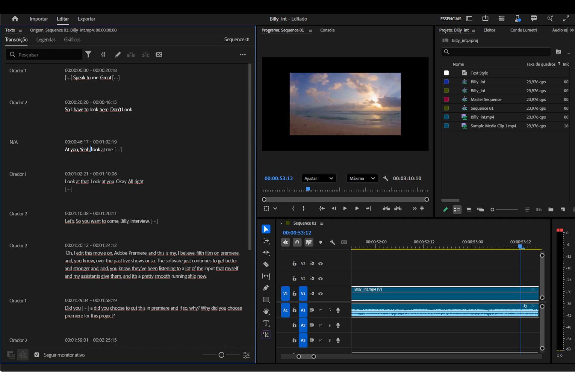 O Monitor do Programa tem um clipe de vídeo e exibe várias faixas de vídeo e áudio na linha do tempo.A guia Transcrição tem texto com timecodes.