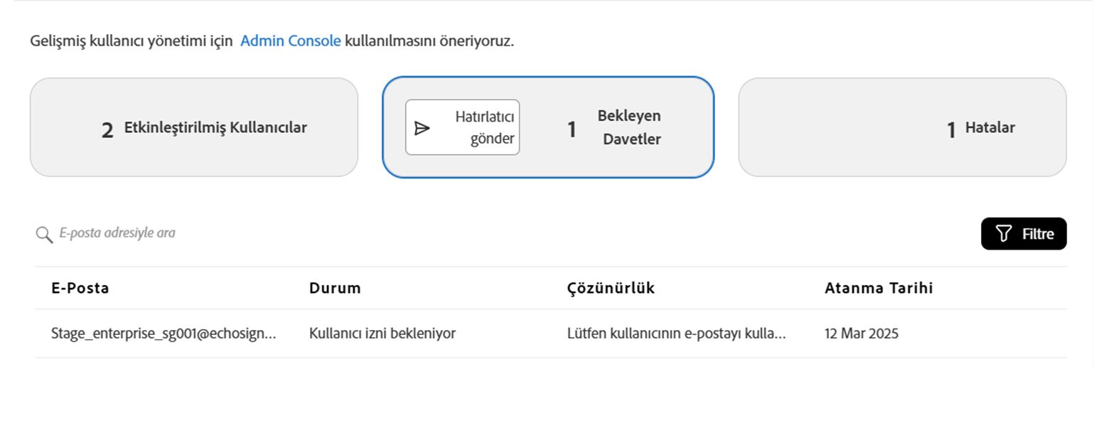 Bekleyen Davetler görünümünü gösteren Kullanıcılar sayfası