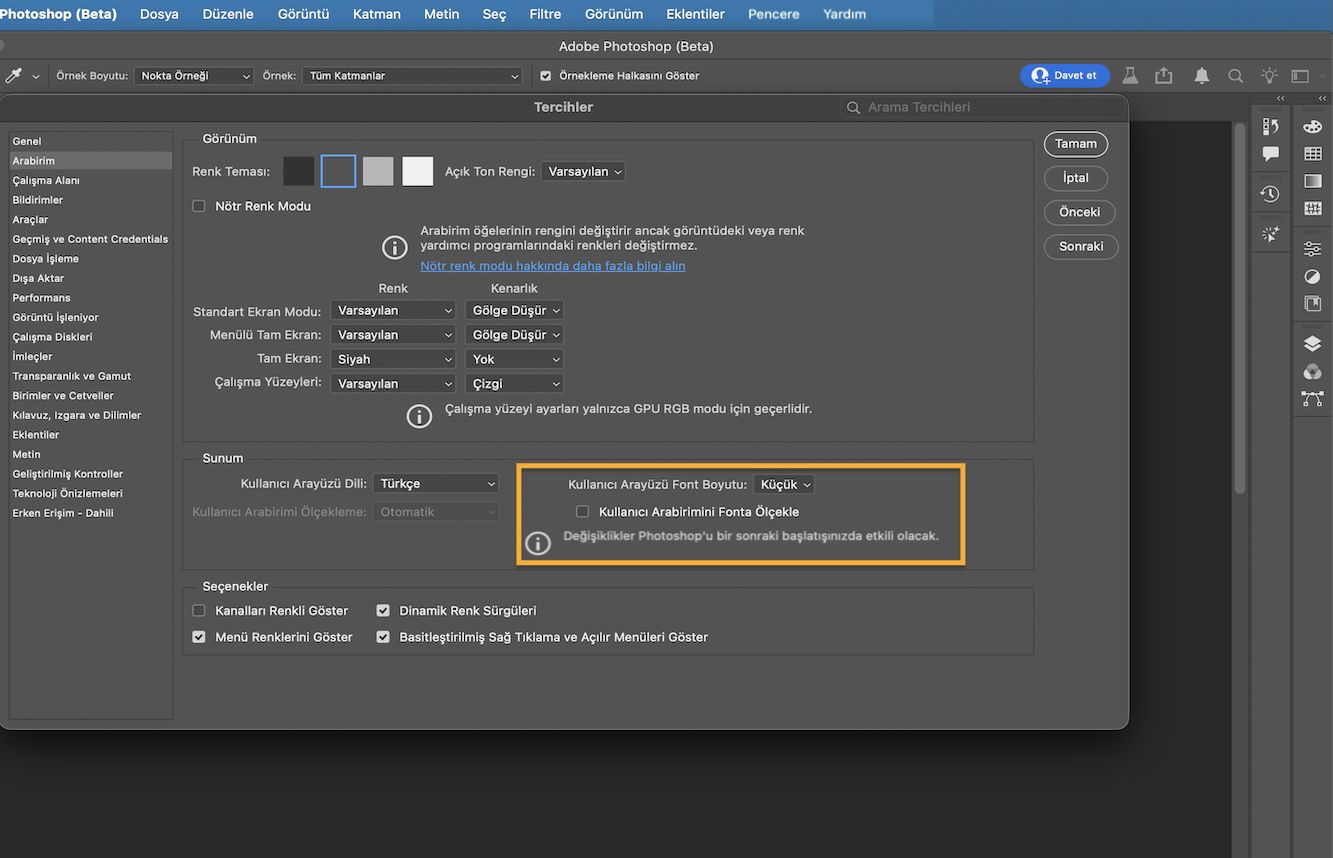Minik, Küçük, Orta ve Büyük seçeneklerinin gösterildiği Kullanıcı Arabirimi Font Boyutu açılır menüsünü içeren Photoshop Tercihler iletişim kutusu.