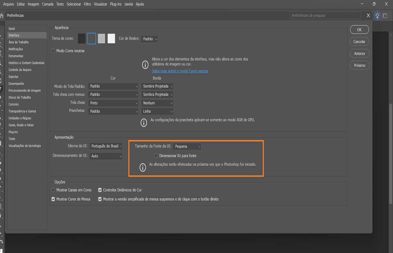 Caixa de diálogo Preferências do Photoshop com o menu suspenso Tamanho da fonte da interface exibindo as opções Minúscula, Pequena, Média e Grande.