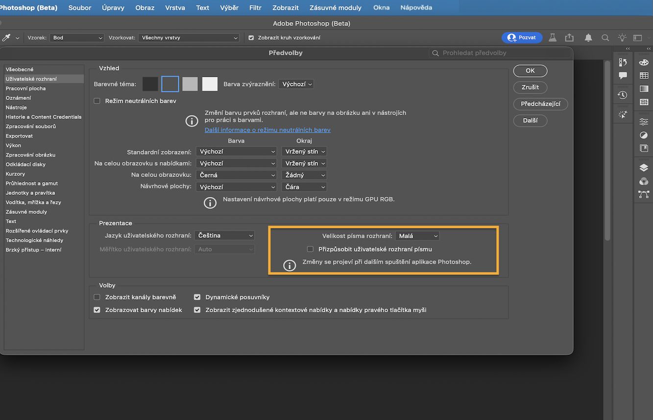 Dialog Předvolby photoshop s rozbalovací nabídkou Velikost písma uživatelského rozhraní zobrazující možnosti Velmi malé, Malé, medium a Velké.