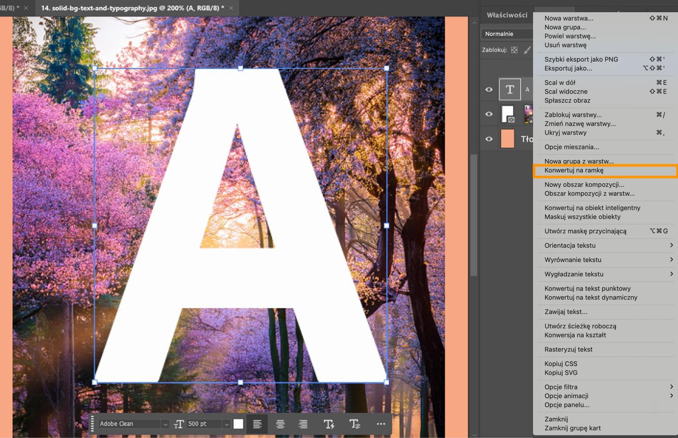 Dokument photoshop z zaznaczoną warstwą tekstową, obrazem pod tekstem i podświetloną opcją Konwertuj na ramkę w menu kontekstowym.