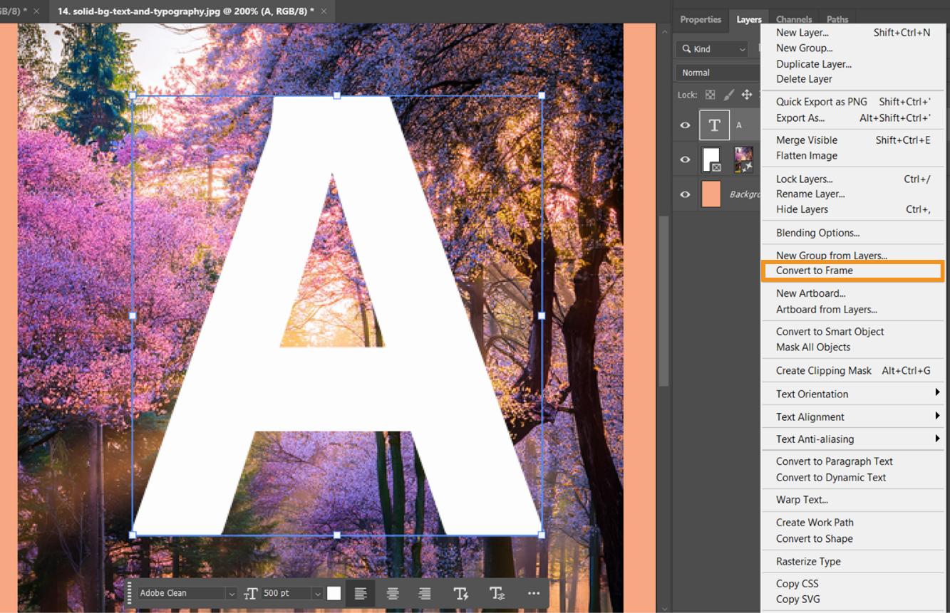 เอกสาร Photoshop ที่มีเลเยอร์ข้อความที่เลือกไว้ รูปภาพใต้ข้อความ และตัวเลือกแปลงเป็นกรอบที่ไฮไลต์ในเมนูบริบท