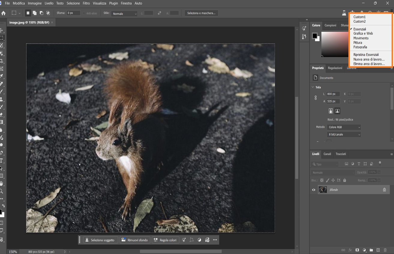 Interfaccia di Photoshop che mostra il menu a discesa Scegli un'area di lavoro con options come Essenziali, Fotografia e aree di lavoro personalizzate.
