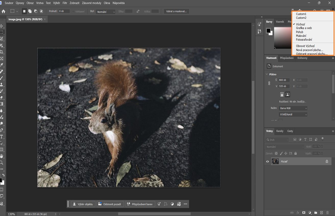 Rozhraní Photoshop zobrazující rozbalovací nabídku Vybrat pracovní plochu s options jako Základní, Fotografie a vlastní pracovní plochy.