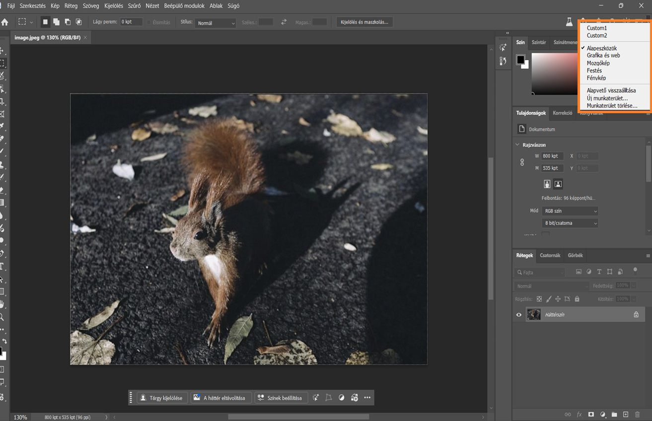 A Photoshop felülete, amelyen a Munkaterület kiválasztása legördülő menü látható olyan opciókkal, mint Alapeszközök, Fénykép és egyéni munkaterületek.