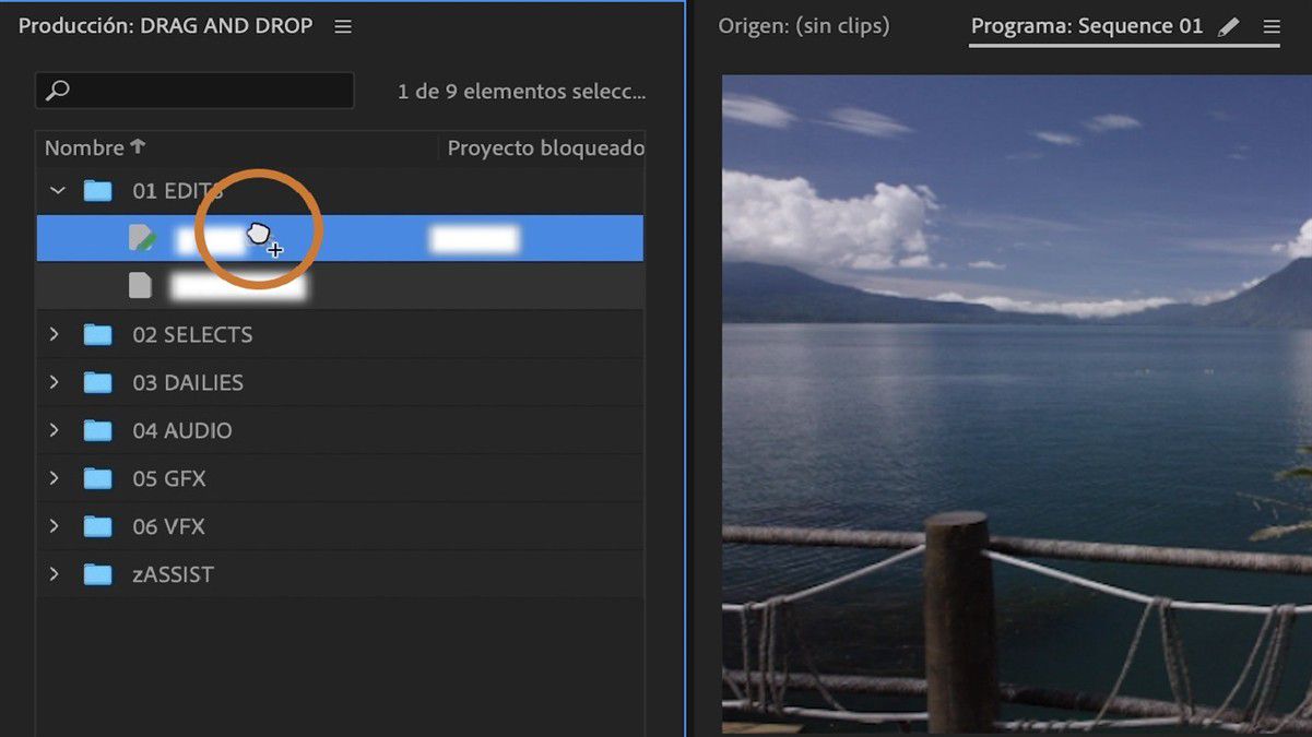 Cursor arrastrando un elemento de proyecto a otra carpeta en el panel Producción, mostrando un signo más mientras copia.