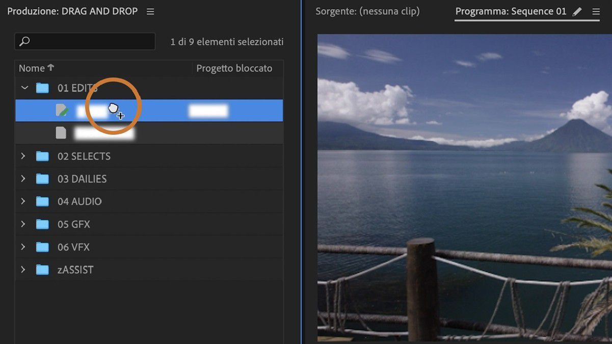 Cursore che trascina un elemento del Progetto in un'altra cartella nel pannello Produzione, mostrando un segno più durante la copia.
