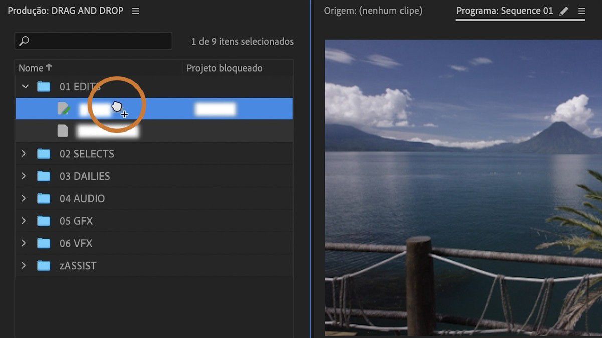 Cursor arrastando um item de projeto para outra pasta no painel Produção, mostrando um sinal de mais durante a cópia.