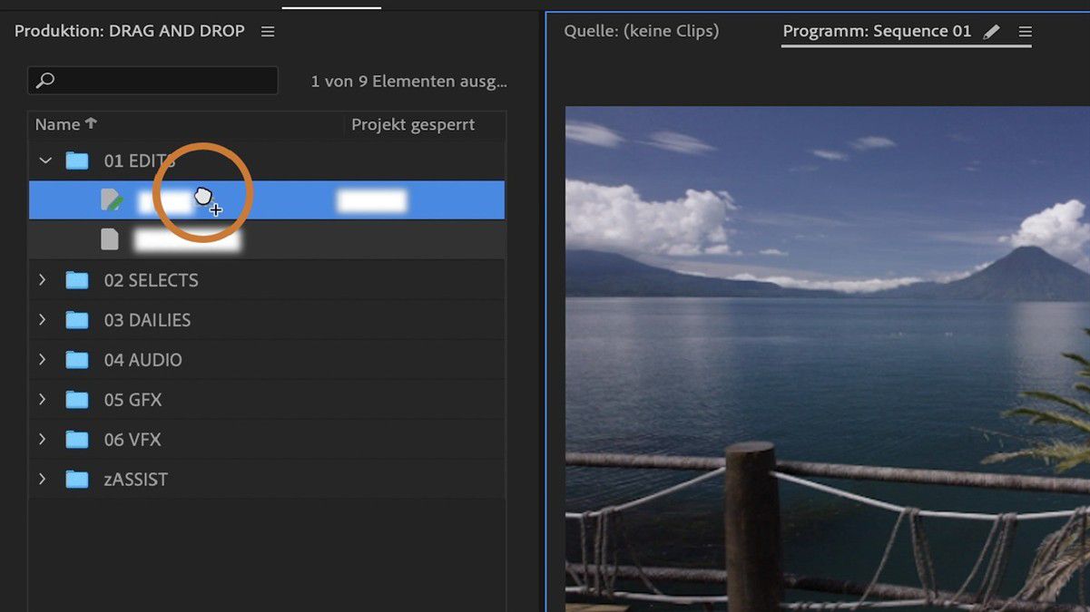 Cursor zieht ein Projektelement in einen anderen Ordner im Bedienfeld „Produktion“ und zeigt beim Kopieren ein Pluszeichen an.
