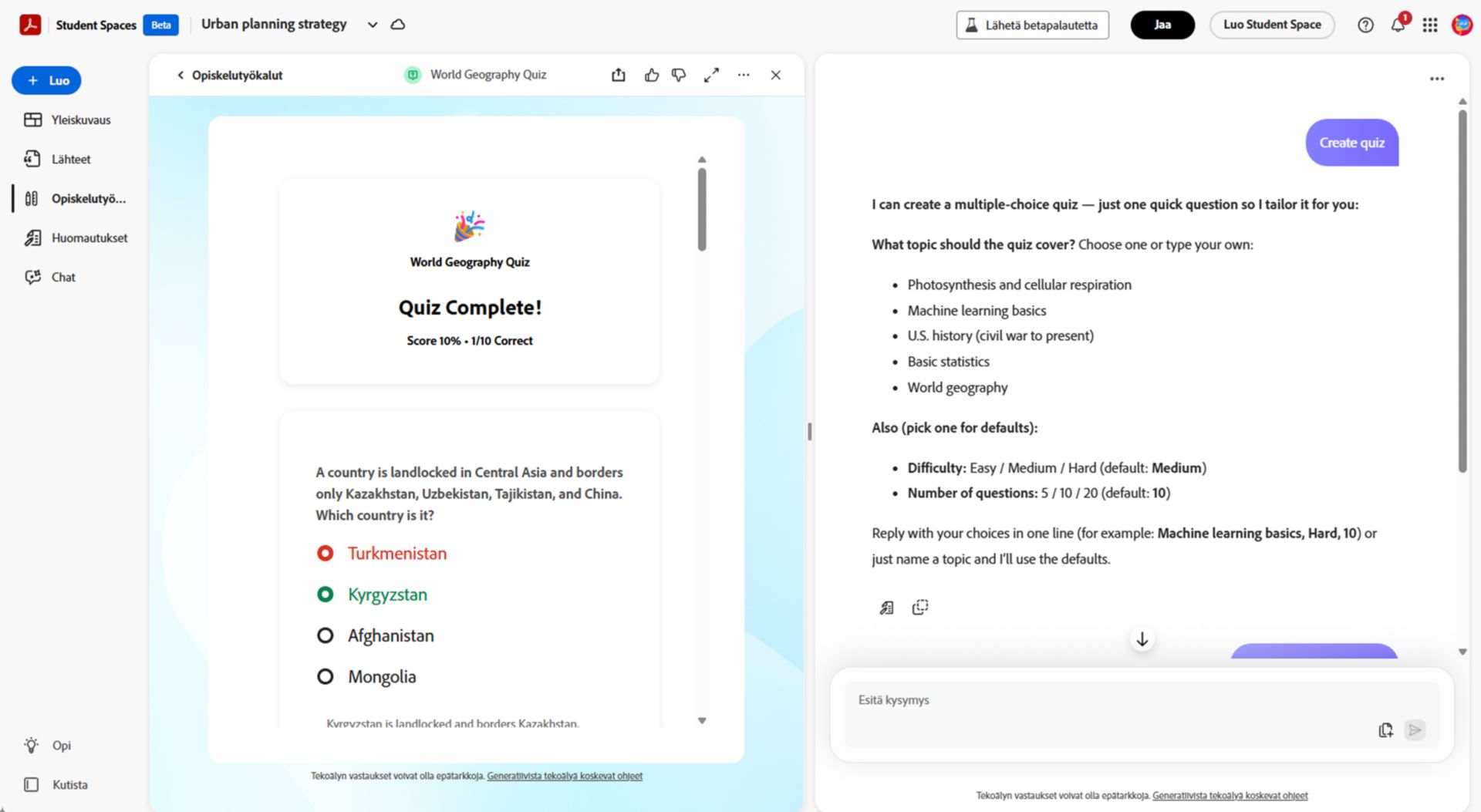 Harjoitustietovisa Student Spacesissa näyttää monivalintakysymyksen ja Lähetä-painikkeen, jota seuraa tulosnäkymä, jossa opiskelijat voivat tarkastella pisteitään ja tarkistaa vastaukset linkitetyillä lähdeviittauksilla.