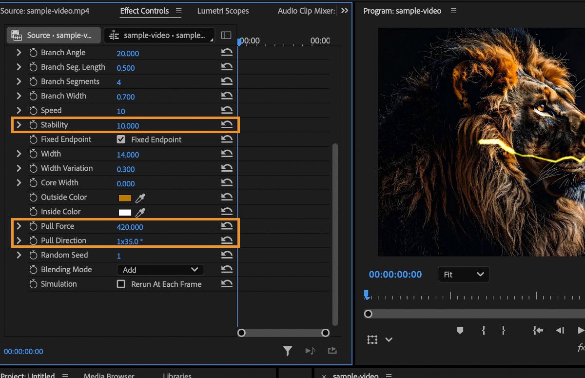 El panel Controles de efectos de Premiere Pro está abierto y tiene resaltados los ajustes de Estabilidad, Fuerza de extracción y Dirección de extracción.Se muestran otros ajustes del efecto Rayo para su modificación y se ve un vídeo dramático de un león con el efecto Rayo en el Monitor de programa.