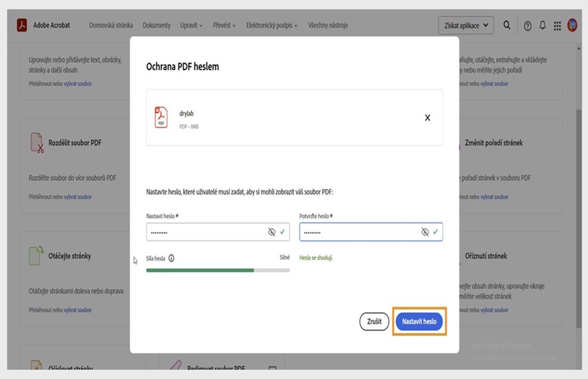 V dialogovém okně Chránit PDF se zobrazí pole Nastavení hesla a Potvrďte heslo. Tlačítko „Nastavení hesla“ je zvýrazněno.