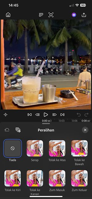 Geser ke atas, zum masuk, LightLeak, dan thumbnail peralihan lain yang ditunjukkan di antara dua klip video dalam garis masa Premiere pada iPhone.