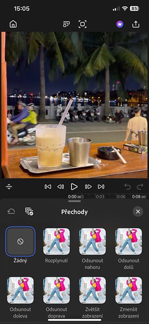 Miniatury přechodů, jako jsou posunutí nahoru, přiblížení, pronikání světla a další, zobrazené mezi dvěma video klipy na časové ose aplikace Premiere pro telefony iPhone.