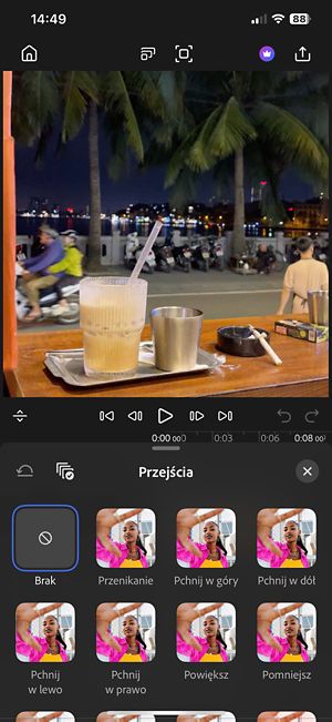 Miniaturki przejść takich jak wypchnięcie, powiększenie i prześwitujące światło pokazane między dwoma klipami wideo na osi czasu aplikacji Premiere na urządzeniu iPhone.
