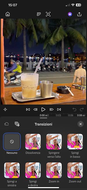 Miniature di transizioni push up, zoom in, infiltrazioni luce e altre mostrate tra due clip video nella timeline di Premiere su iPhone.