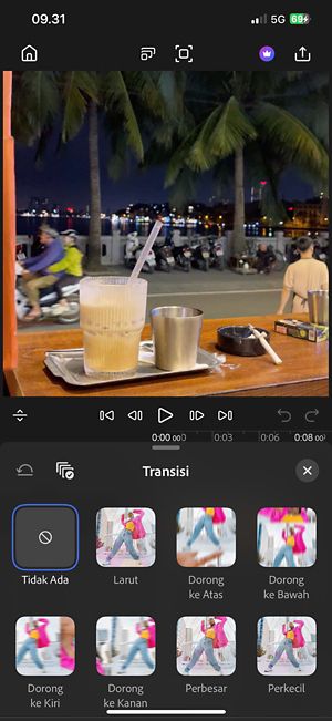 Thumbnail push up, zoom in, LightLeak, dan transisi lainnya ditampilkan di antara dua klip video di garis waktu Premiere di iPhone.