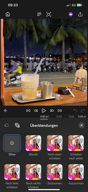 „Nach oben schieben“, „Einzoomen“, „Lichtaustritt“ und Miniaturansichten anderer Überblendungen werden zwischen zwei Video-Clips im Schnittfenster von Premiere für iPhone angezeigt.