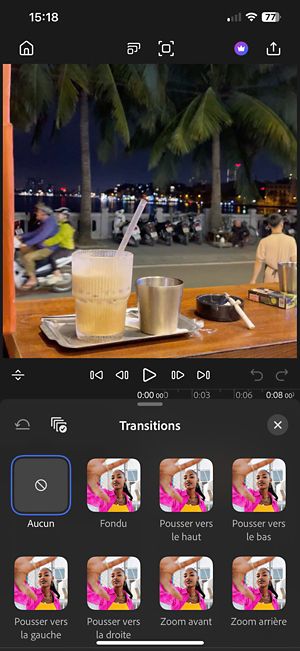 Les vignettes de glissement vers le haut, de zoom avant, de fuites de lumière et d'autres transitions affichées entre deux clips vidéo dans le montage de Premiere sur iPhone.