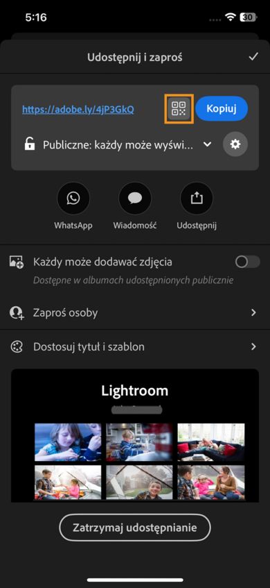 W górnej sekcji wyświetlane jest łącze z opcjami kopiowania adresu URL, kodu QR, udostępniania przez WhatsApp, wiadomość lub inne aplikacje. Poniżej przedstawiono przełączniki umożliwiające innym dodawanie zdjęć i zapraszanie osób. W dolnej części wyświetlany jest podgląd udostępnionych zdjęć.