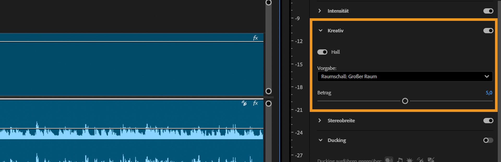 Bedienfeld „Essential Sound“ in Premiere Pro, das die Hall-Voreinstellung „Großer Raum mit Hall“ mit dem Stärkeregler auf 5,0 zeigt.