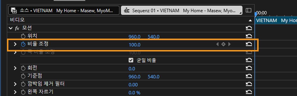 크기 조절 속성이 선택되어 있고 오른쪽에는 현재 시간 표시기를 가장 가까운 키프레임으로 이동시키는 키프레임 네비게이터가 있습니다.