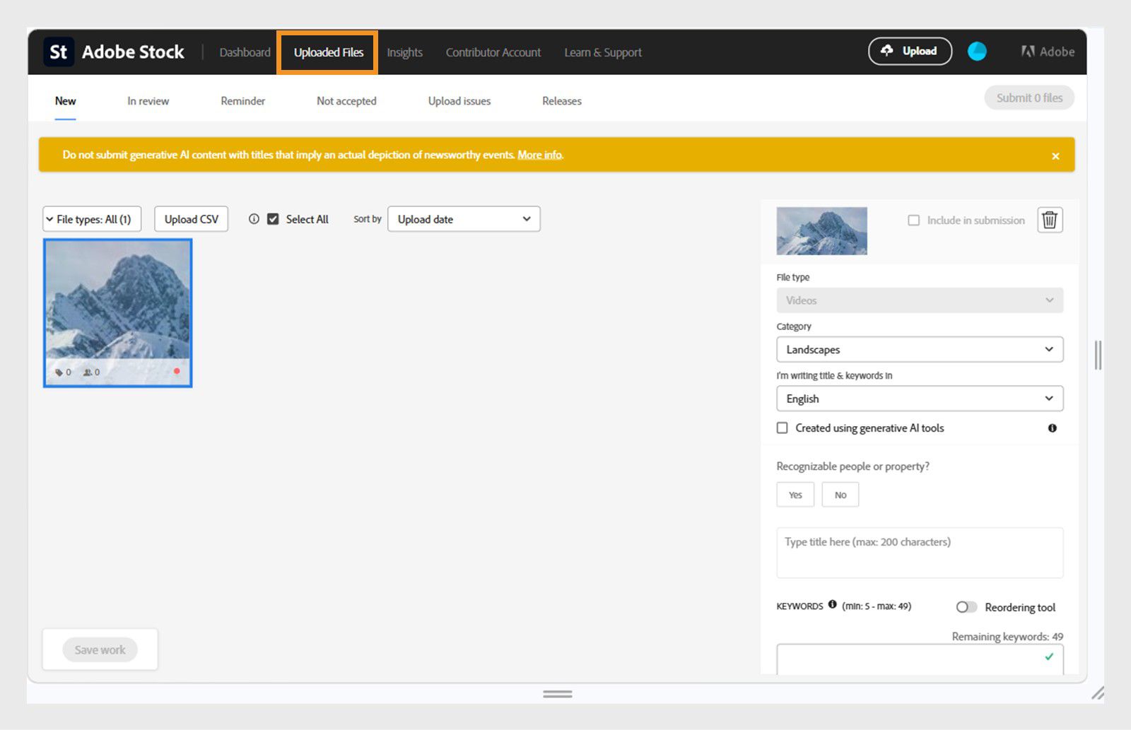 Screenshot der Adobe Stock-Registerkarte „Hochgeladene Dateien“ mit einem ausgewählten Bild und Keyword-Vorschlägen sowie Metadaten-Optionen im rechten Bedienfeld.