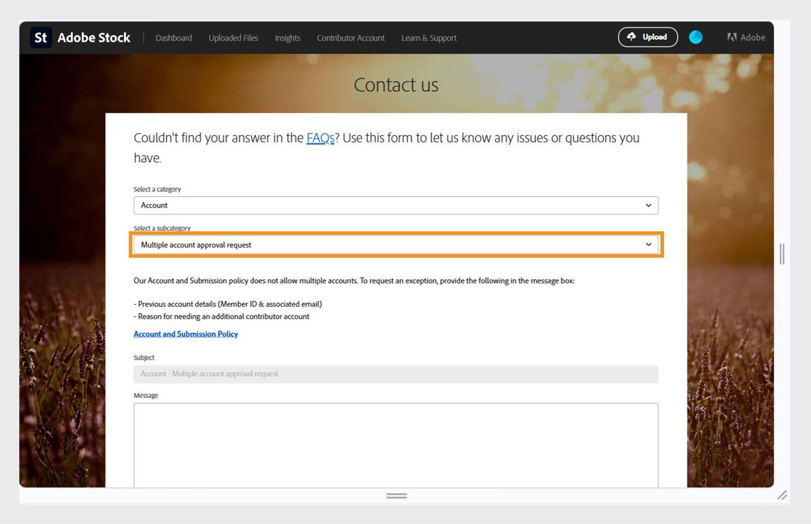 Screenshot des Adobe Stock-Kontaktformulars mit dem Unterkategorie-Dropdown-Feld, wobei „Genehmigungsantrag für mehrere Konten“ unter der Kategorie „Konto“ ausgewählt ist, zusammen mit Feldern für Betreff und Nachricht zur Einreichung einer Support-Anfrage.