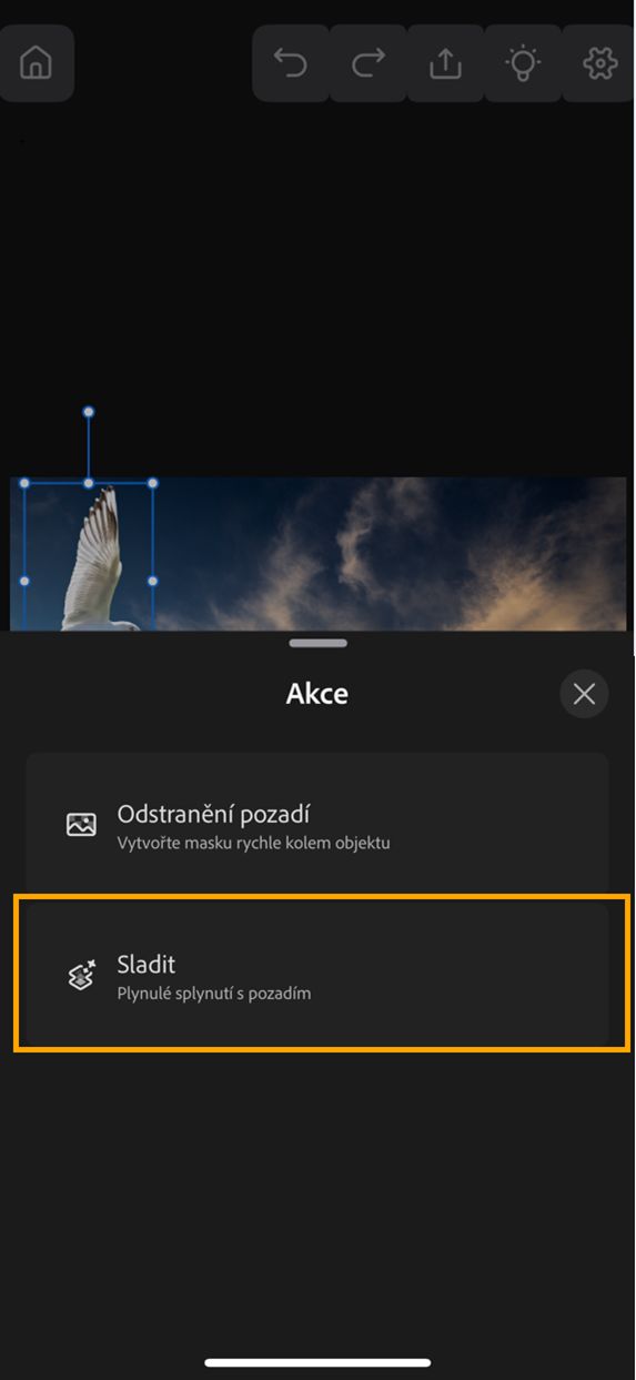 Snímek obrazovky dokumentu v aplikaci Photoshop na iPhonu s otevřeným panelem Akce a zvýrazněnou volbou Sladit.
