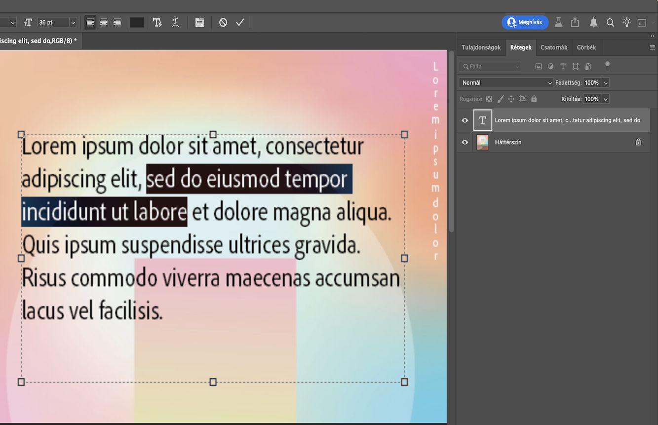 Egy képernyőkép, amelyen egy megnyitott Photoshop-dokumentum látható, amelyben egy bekezdésszöveg egy része ki van jelölve.A Rétegek panelen több réteg látható, közülük az egyik szövegréteg ki van emelve.