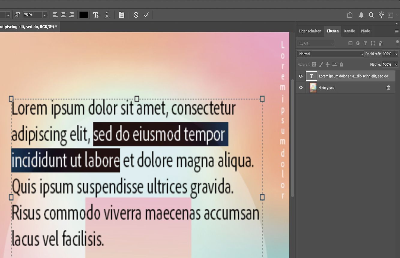 Screenshot eines geöffneten Photoshop-dokuments mit einem ausgewählten Absatztext-Bereich. Das Ebenen-Bedienfeld zeigt mehrere Ebenen, wobei eine Textebene hervorgehoben ist.