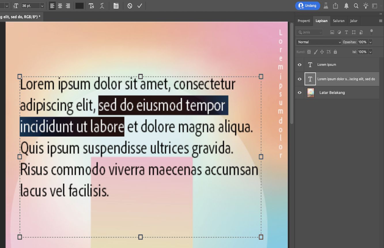 Screenshot dokumen Photoshop yang terbuka dengan bagian teks paragraf yang dipilih.Panel Lapisan menampilkan beberapa lapisan, dengan satu lapisan ketikan yang disorot.