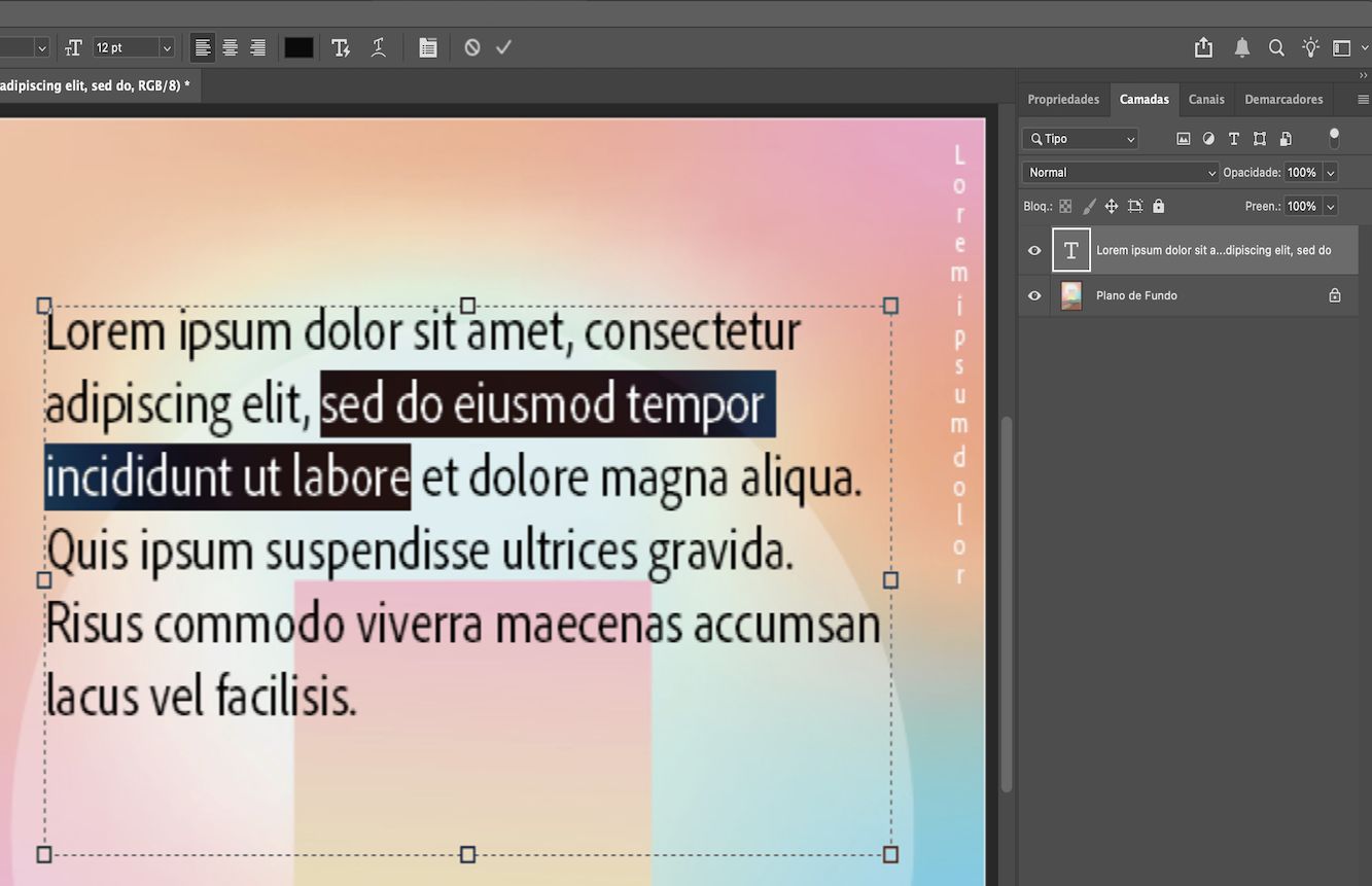 Captura de tela de um documento do Photoshop aberto com uma seção de texto de parágrafo selecionada. O painel Camadas mostra várias camadas, com uma camada de texto destacada.