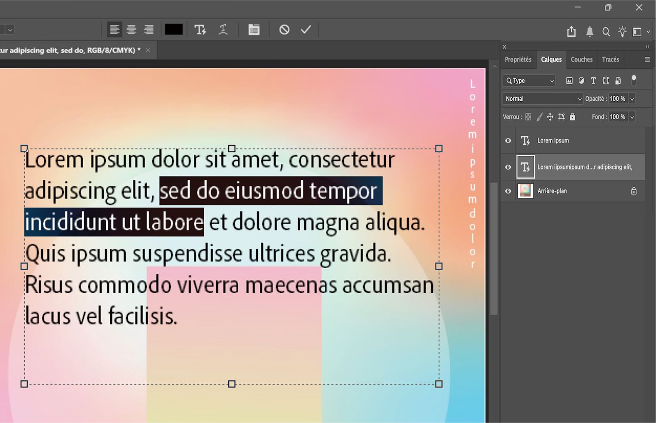 Copie d’écran d’un document Photoshop ouvert avec une section de texte de paragraphe sélectionnée. Le panneau Calques affiche plusieurs calques, avec un calque de texte sélectionné.