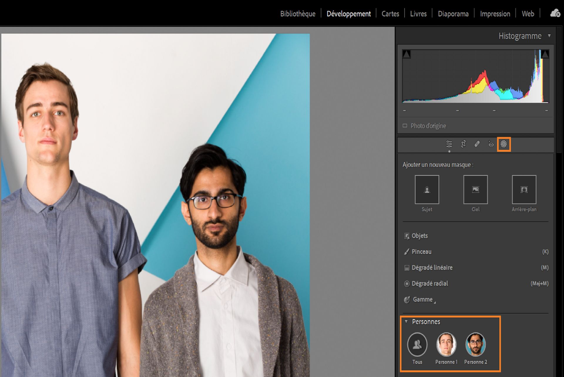 Photo de deux hommes illustrant la fonction de sélection pour le masquage des personnes